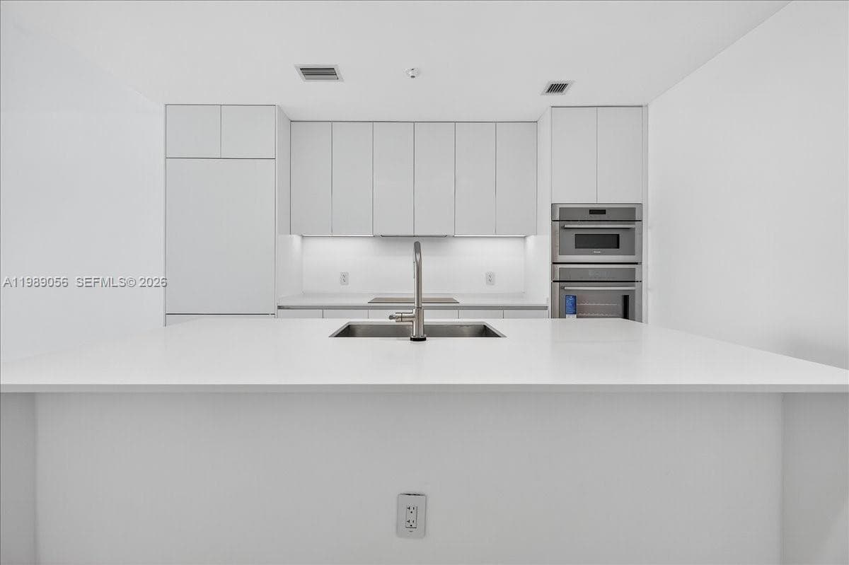 700 NE 24 2606 photo 8