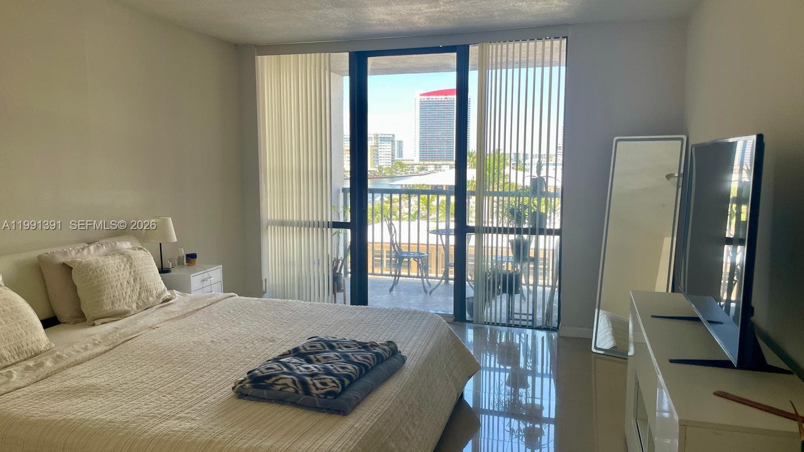 2017 OCEAN DR 405W photo 9