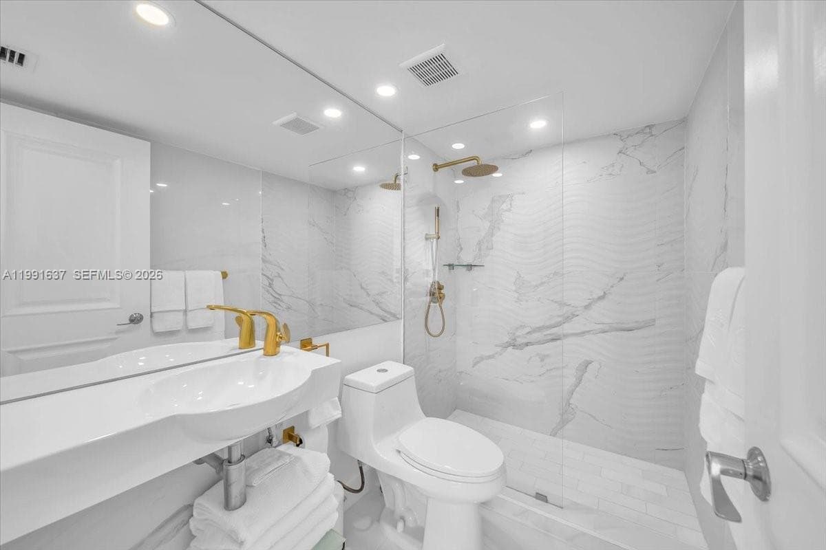 6767 Collins Ave 1110 photo 19