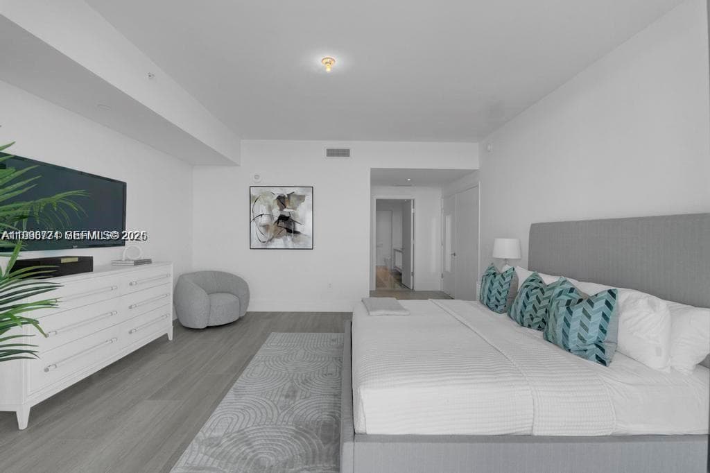 788 23rd St 1402 photo 17