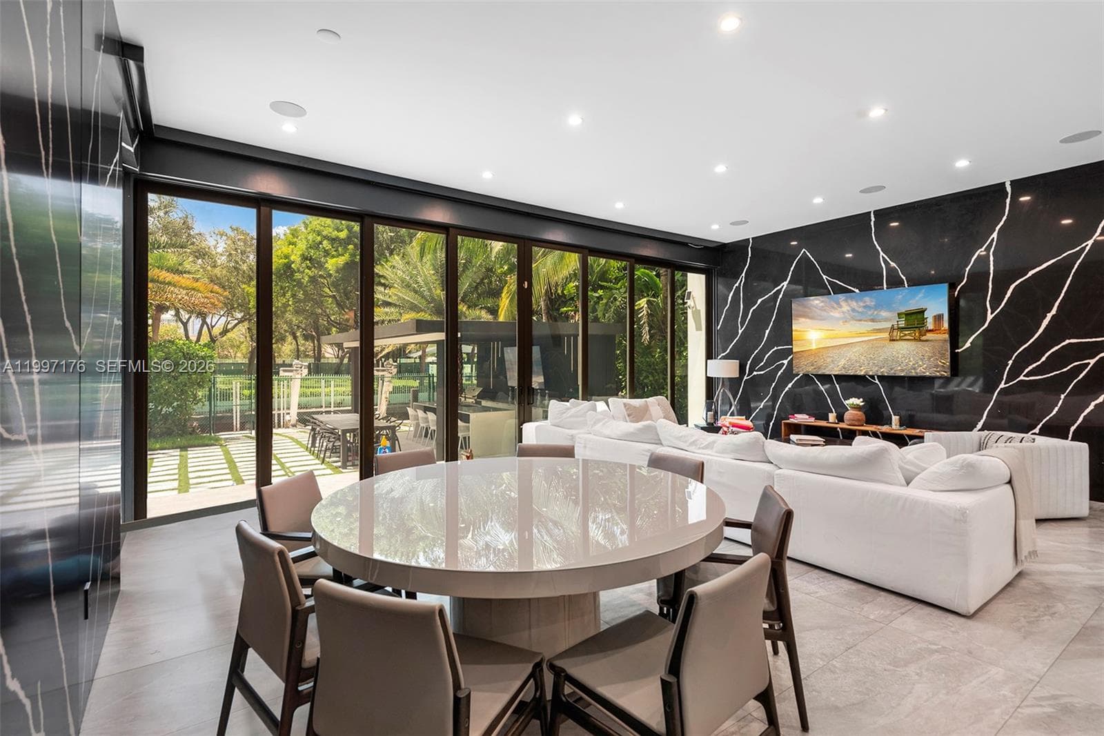 521 Holiday Dr photo 18