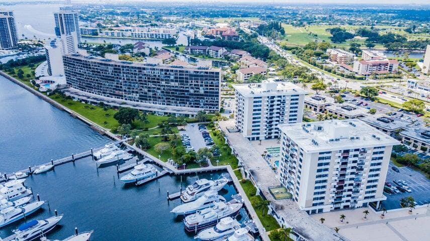 136 Lakeshore Drive 511 photo 12