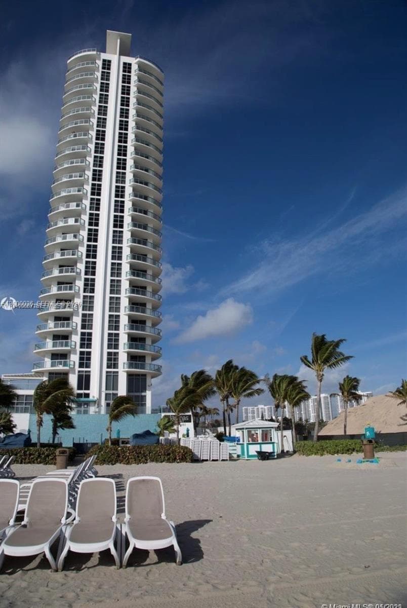 18683 Collins Ave 508 photo 2