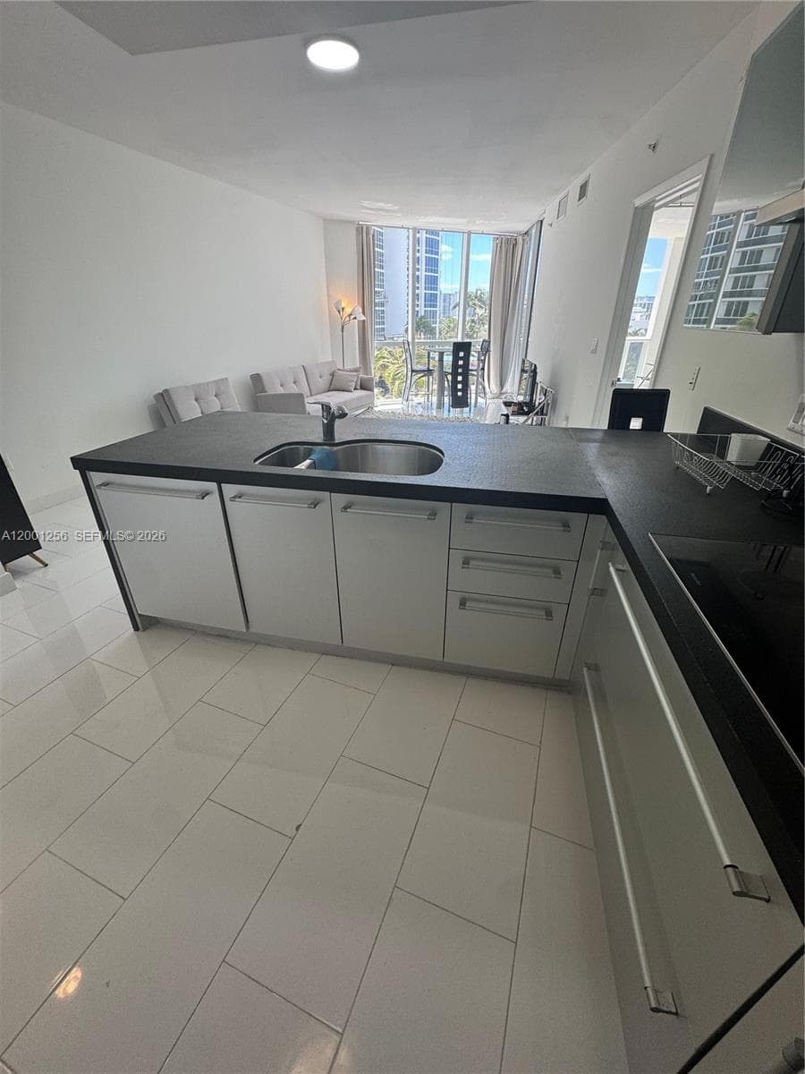 18201 Collins Ave 608 photo 3