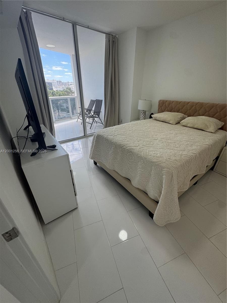 18201 Collins Ave 608 photo 4