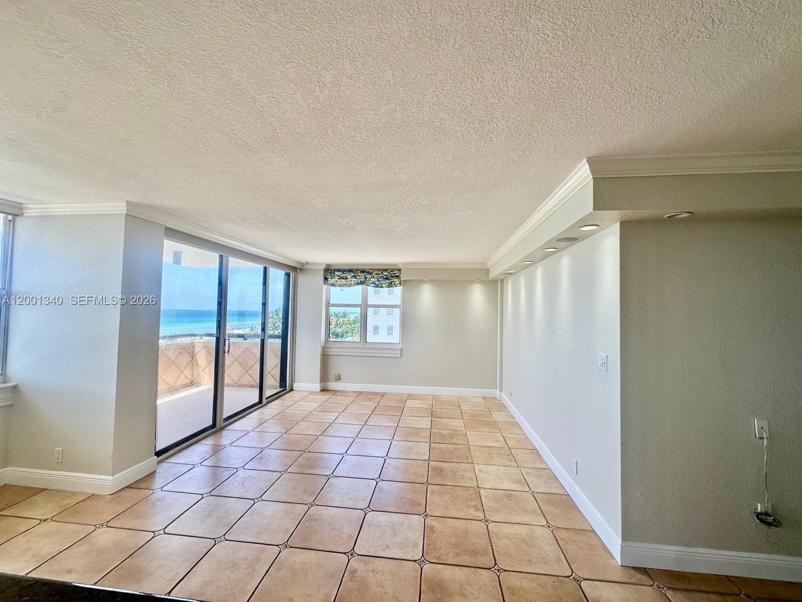 2555 Collins Ave 711 photo 4