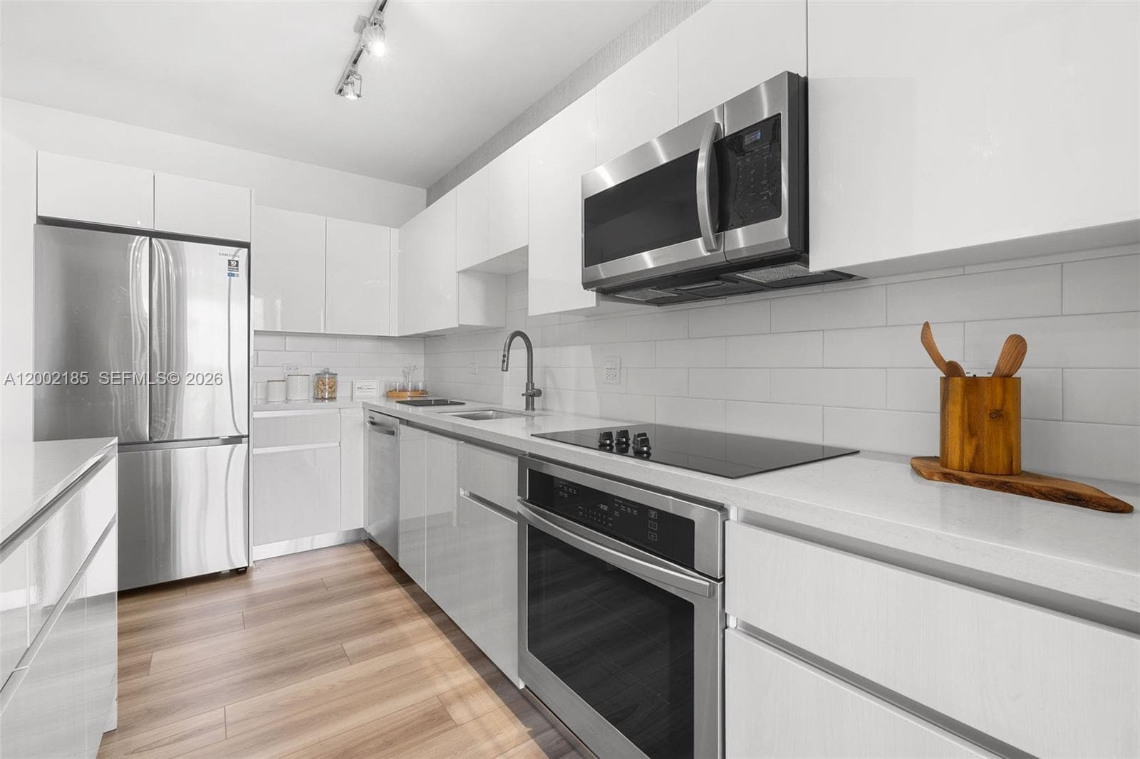 101 Diplomat Pkwy 908 photo 16