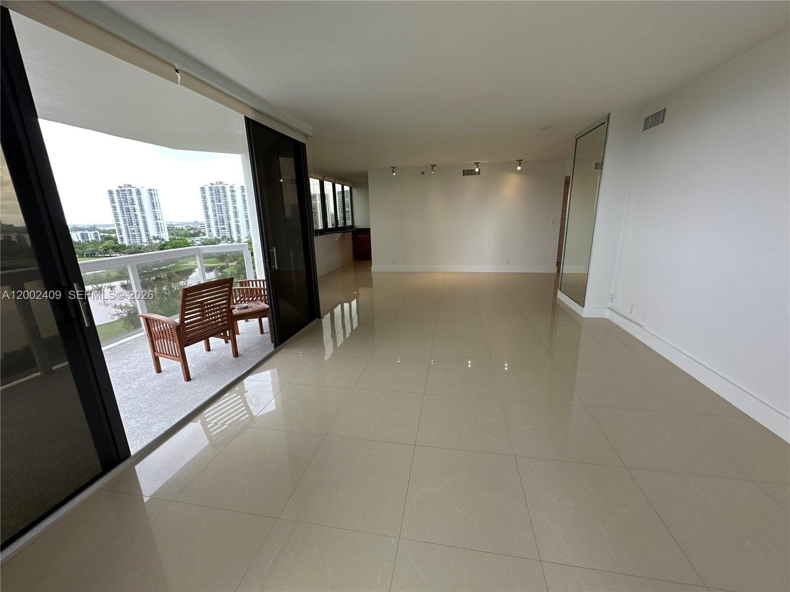 20185 E Country Club Dr 1105 photo 12