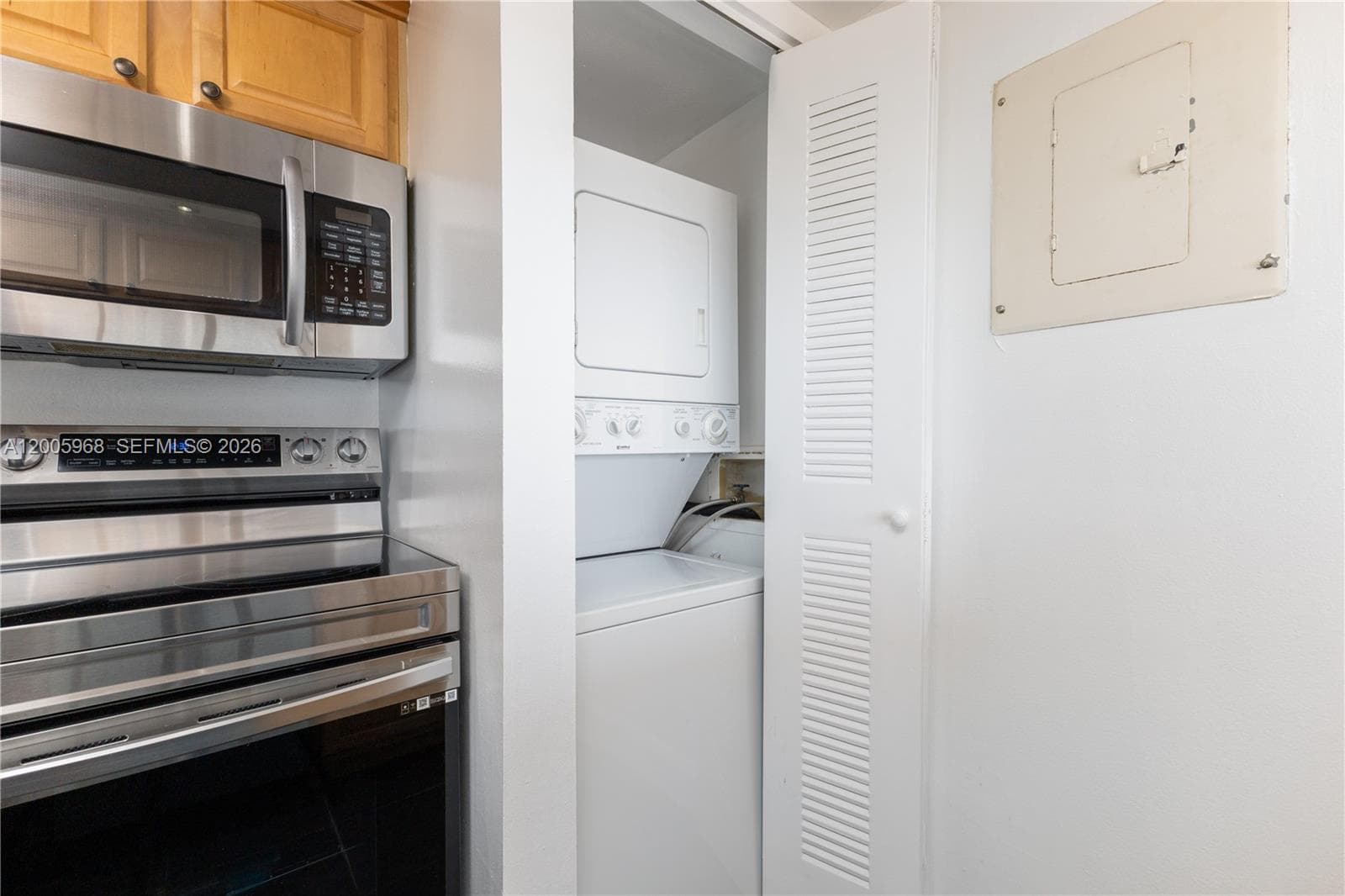 7601 E Treasure Dr 1621 photo 17