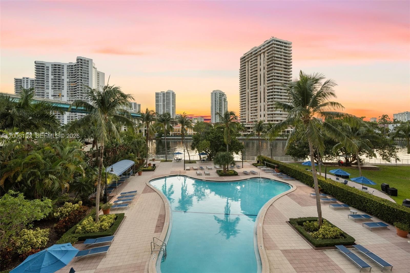 19390 Collins Ave 1410 photo 4