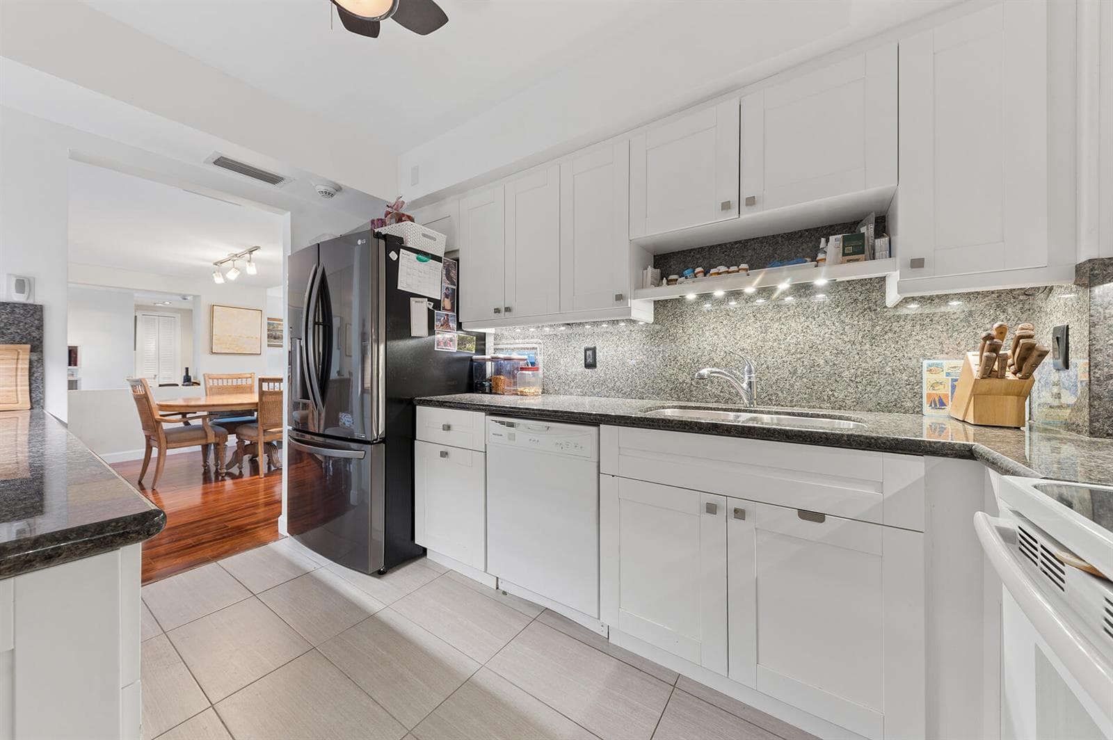 555 SE 6th Avenue 3d photo 7