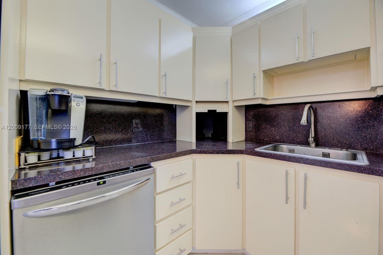 2500 NE 135th St C1011 photo 16
