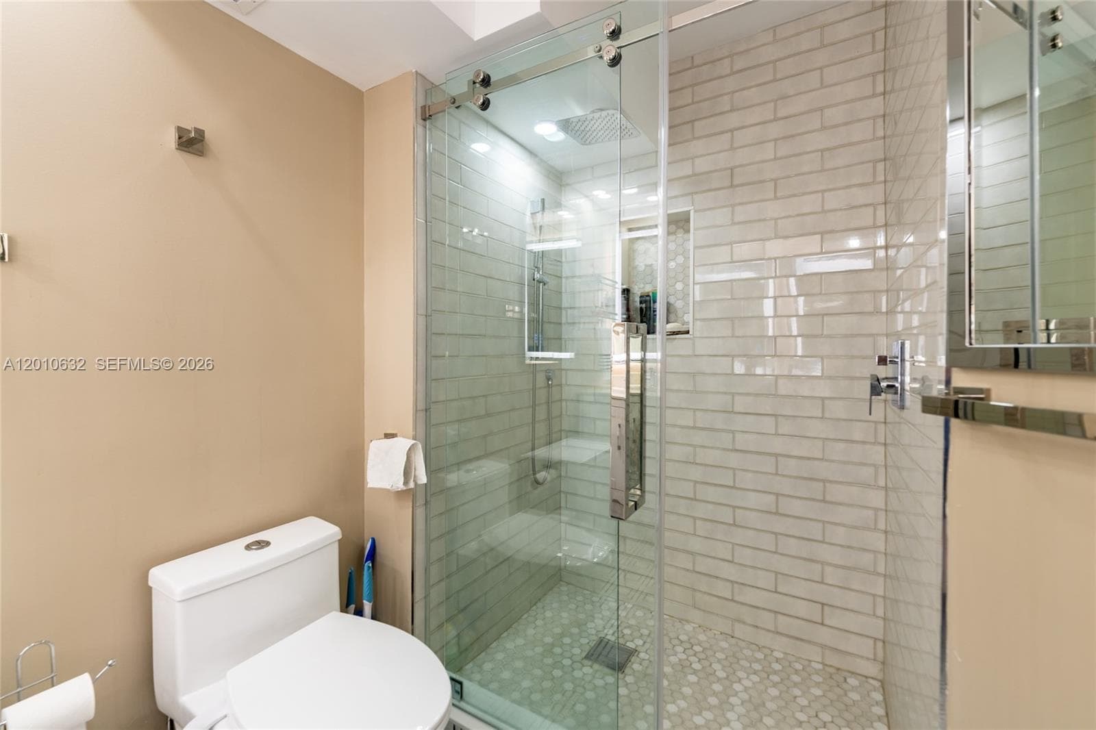 2639 N Riverside Dr 501 photo 20