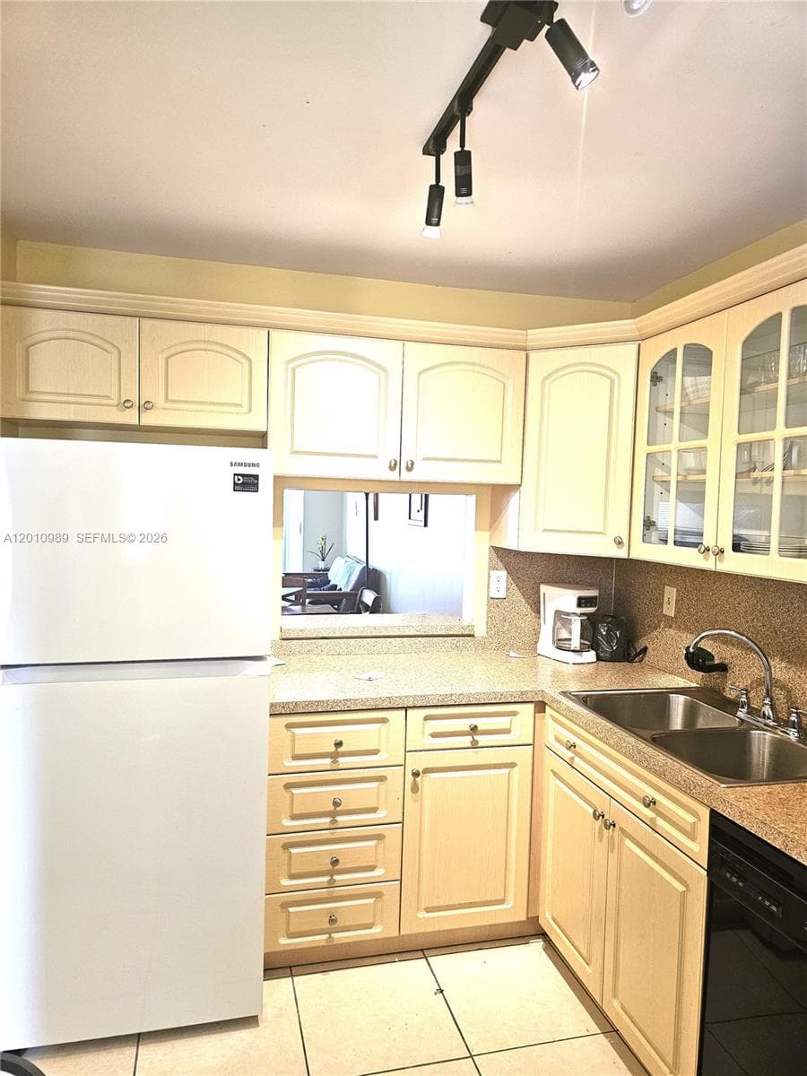 2097 S Ocean Dr 305 photo 12