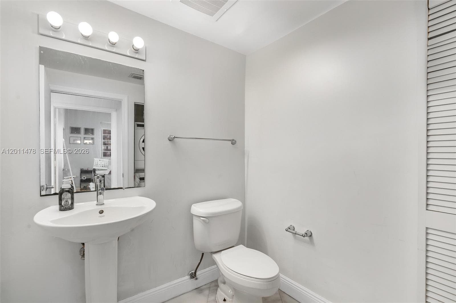 601 NE 36th St 1103 photo 24