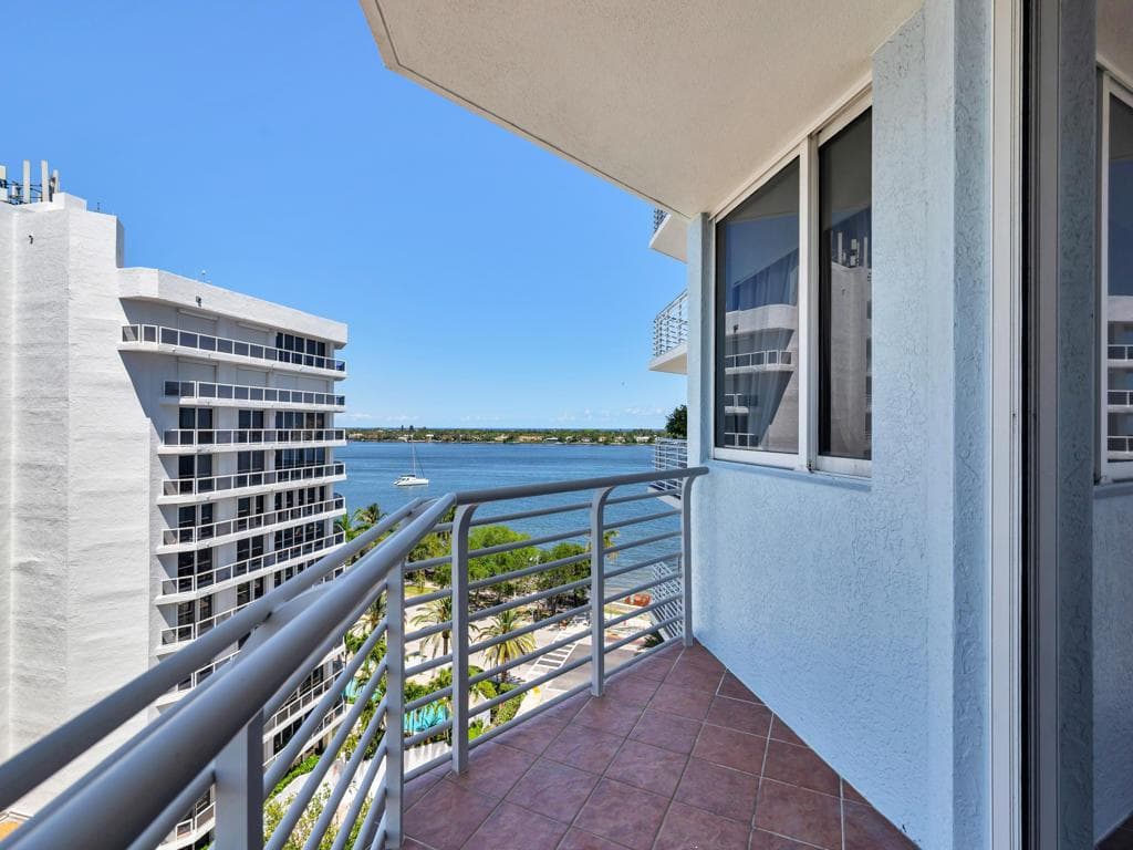 1551 N Flagler Drive 903 photo 2