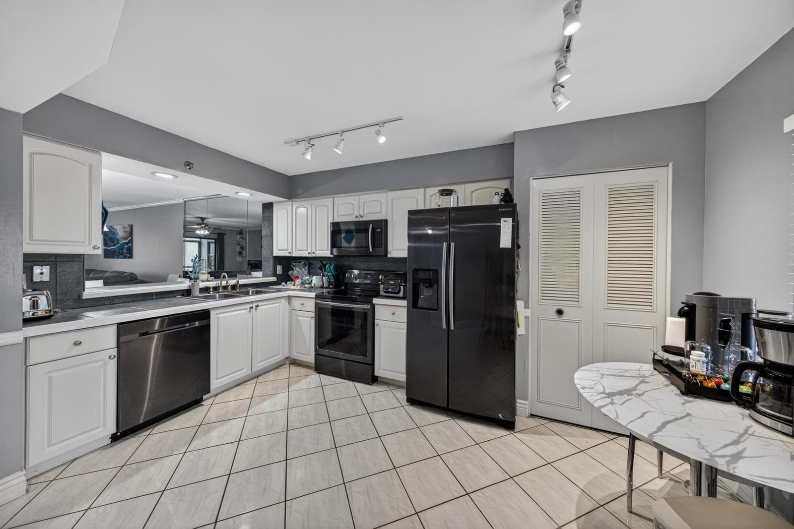 2200 S Cypress Bend Drive 101 photo 6