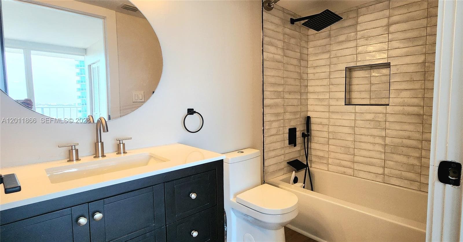 7601 E Treasure Dr 1411 photo 14