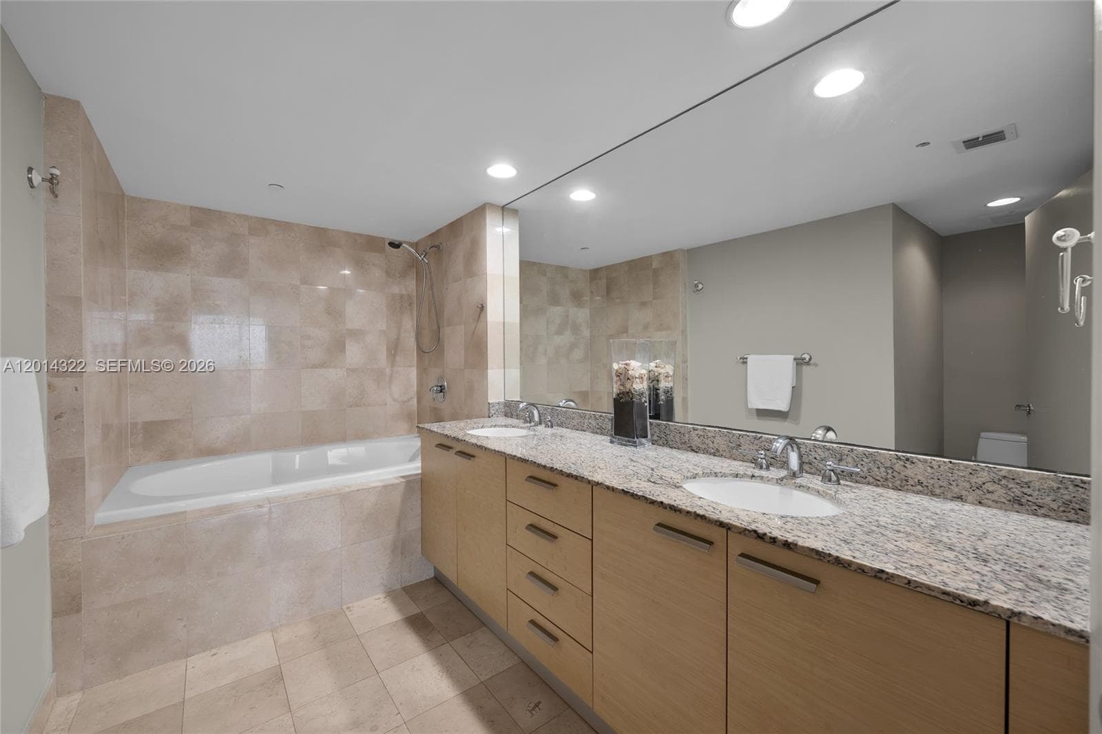 1800 Ocean Dr 2007 photo 18