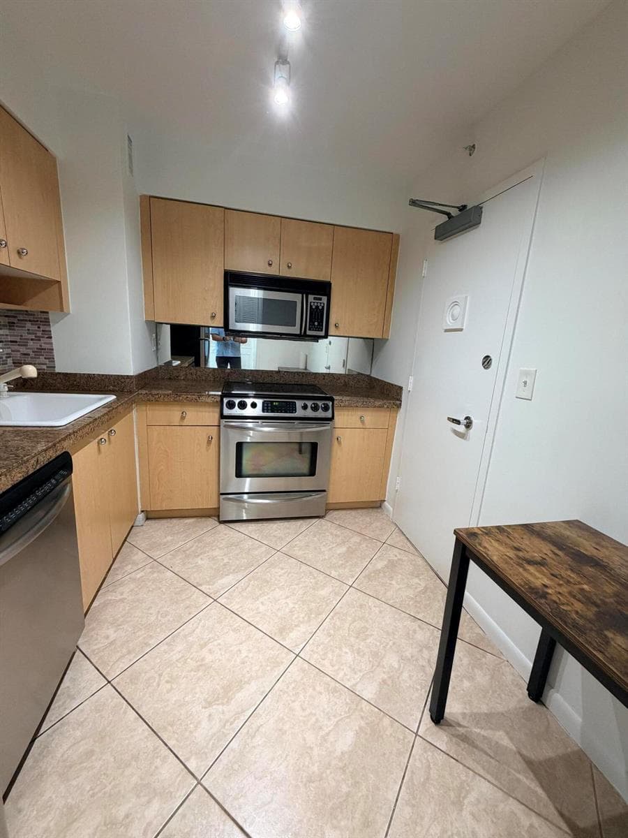 9195 Collins Avenue 913 photo 10