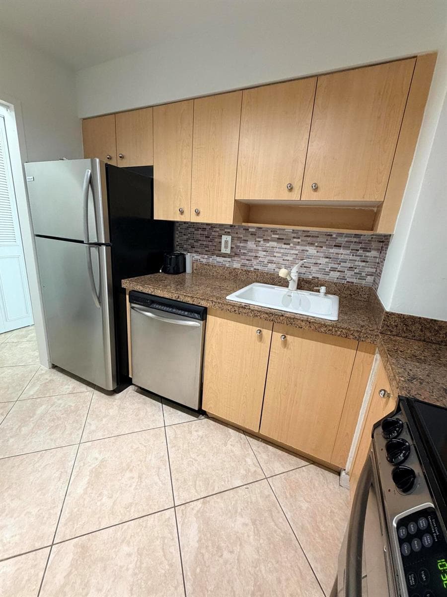 9195 Collins Avenue 913 photo 11