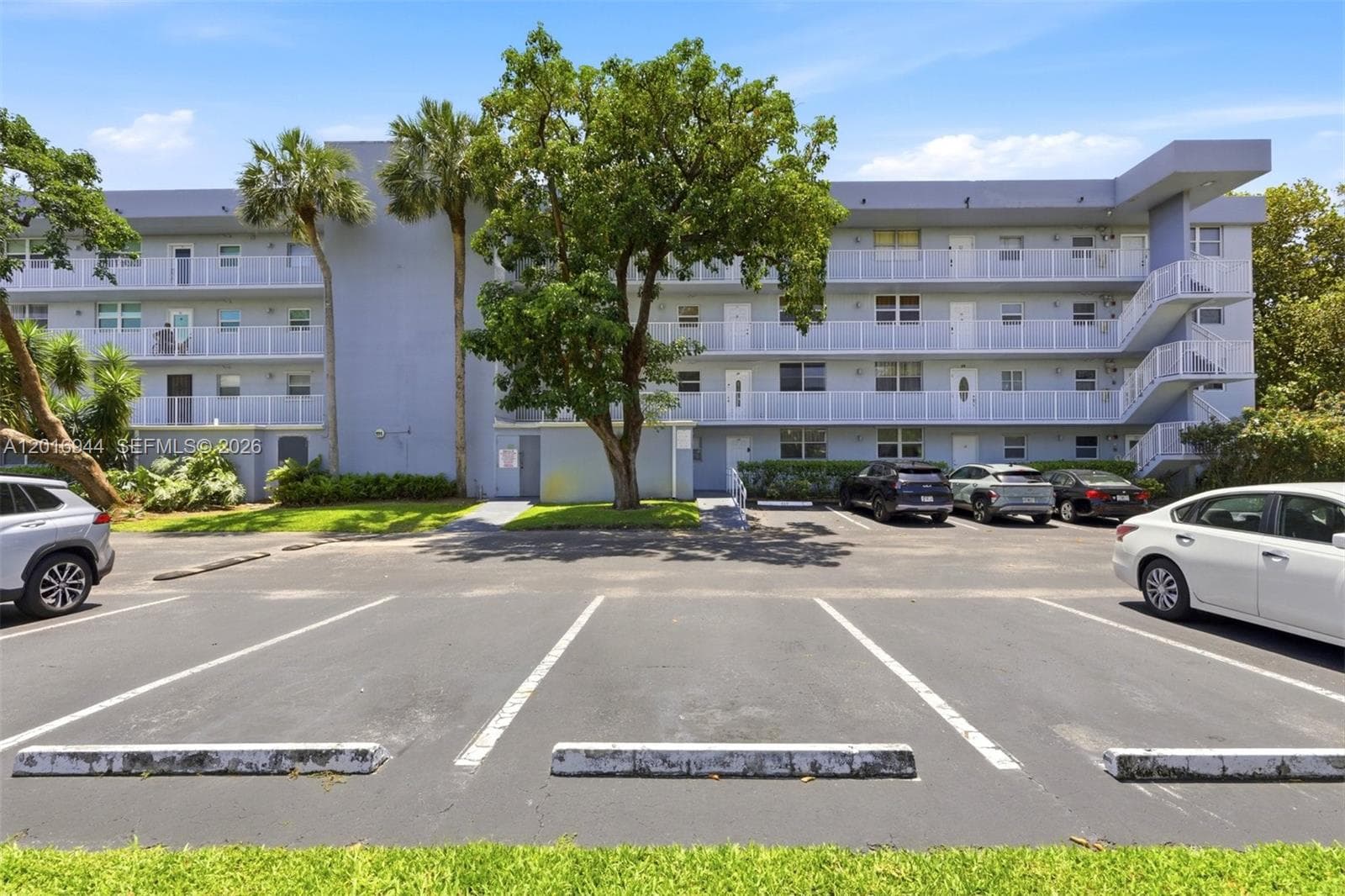 111 Royal Park Dr 2E photo 1