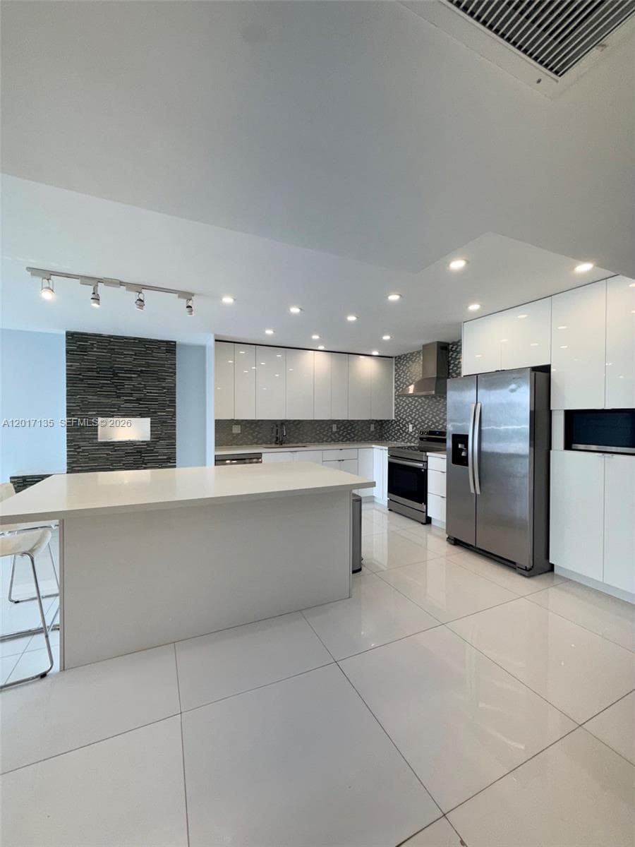 19390 Collins Ave 907 photo 2