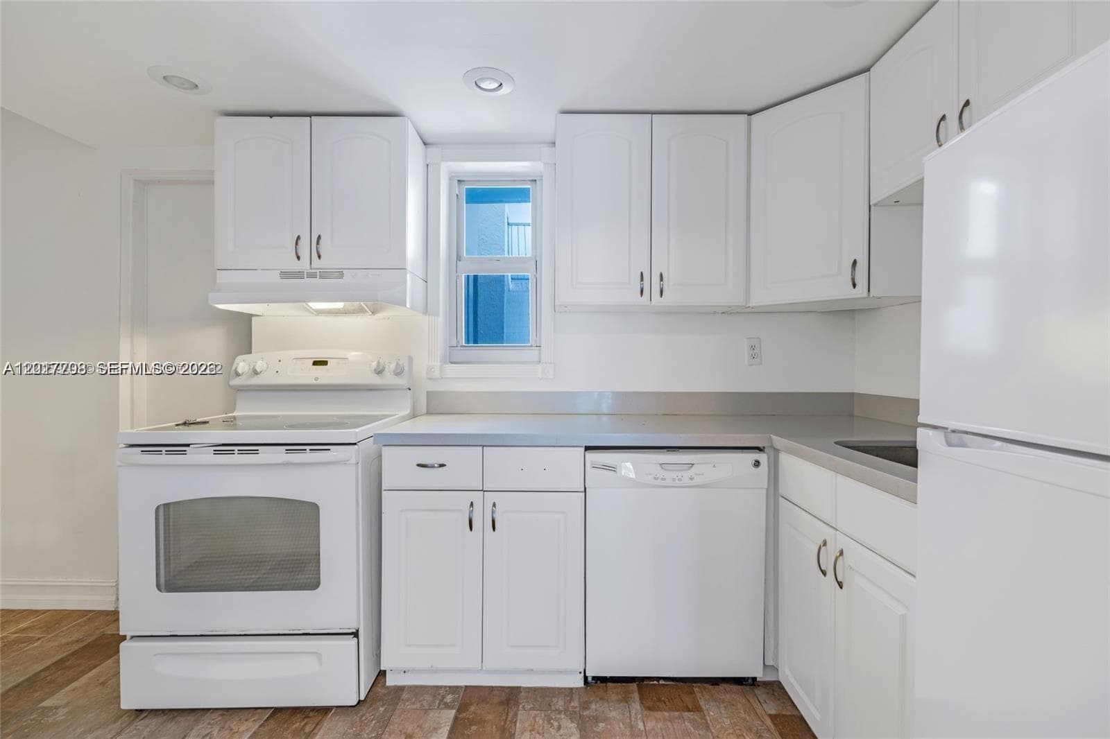 1674 Bay Rd 302 photo 8