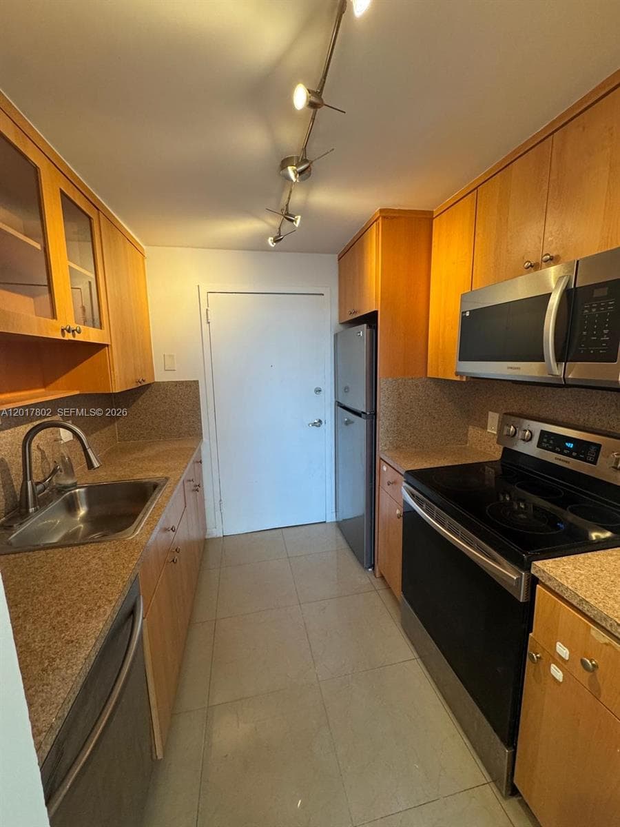 2020 NE 135th St 303 photo 4