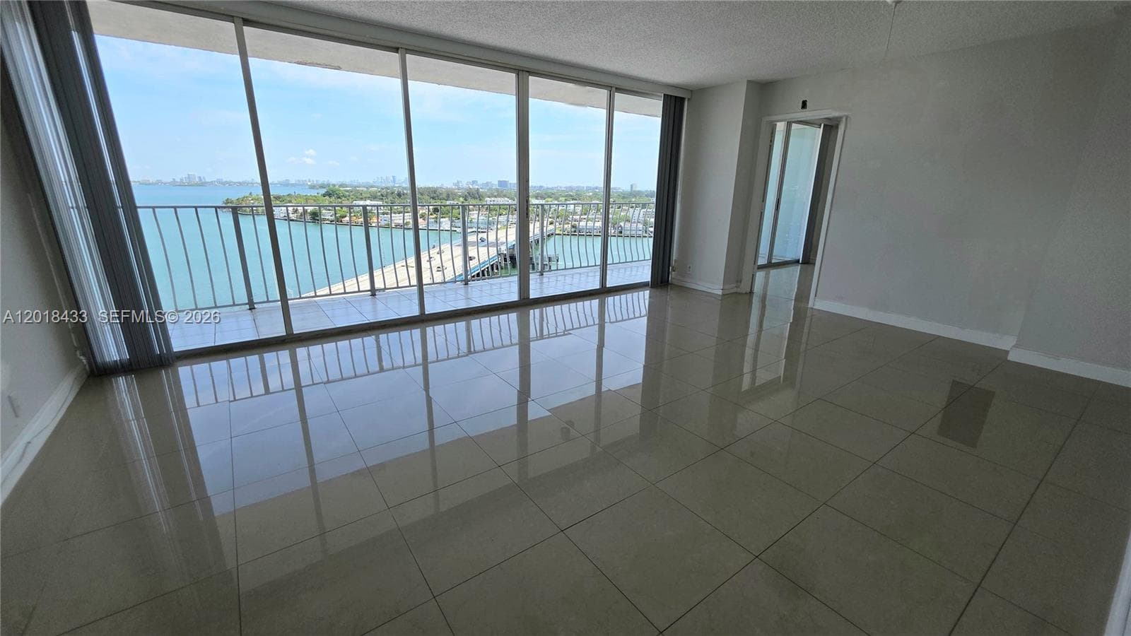 7601 E Treasure Dr 1516 photo 3