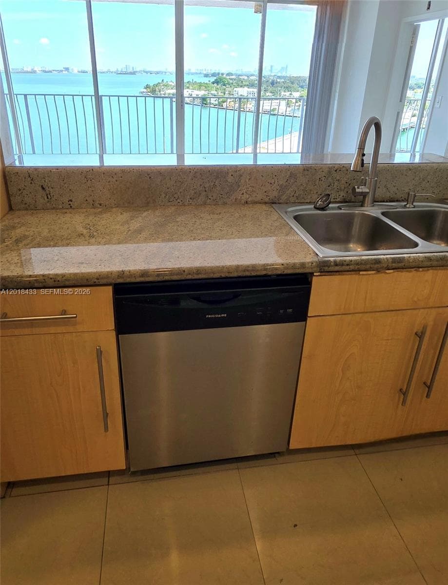 7601 E Treasure Dr 1516 photo 21