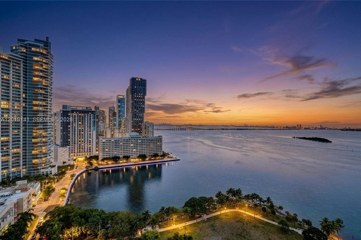 1900 N Bayshore Dr 2204 photo 2
