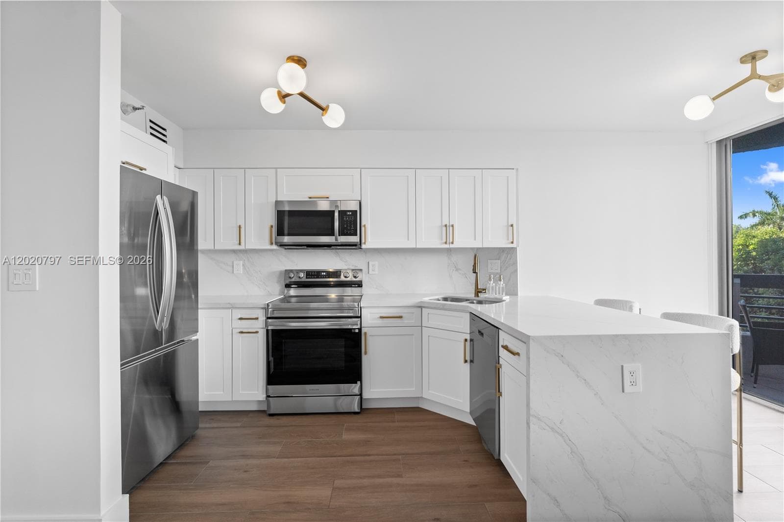 19101 NE 36th Ct 402 photo 2