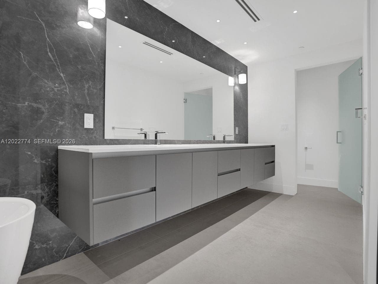 407 N Riverside 402 photo 24