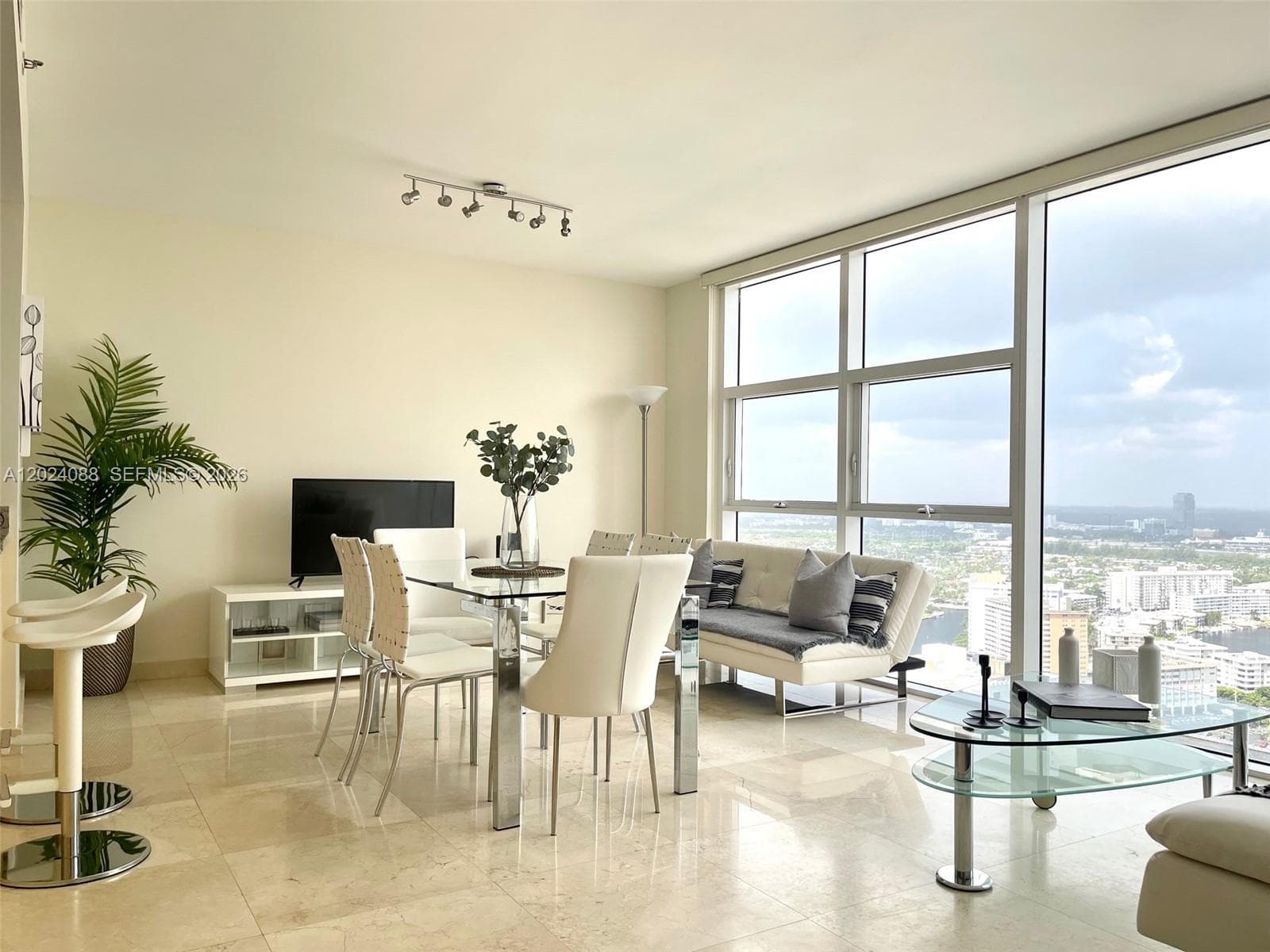 1830 S Ocean Dr 3407 photo 2