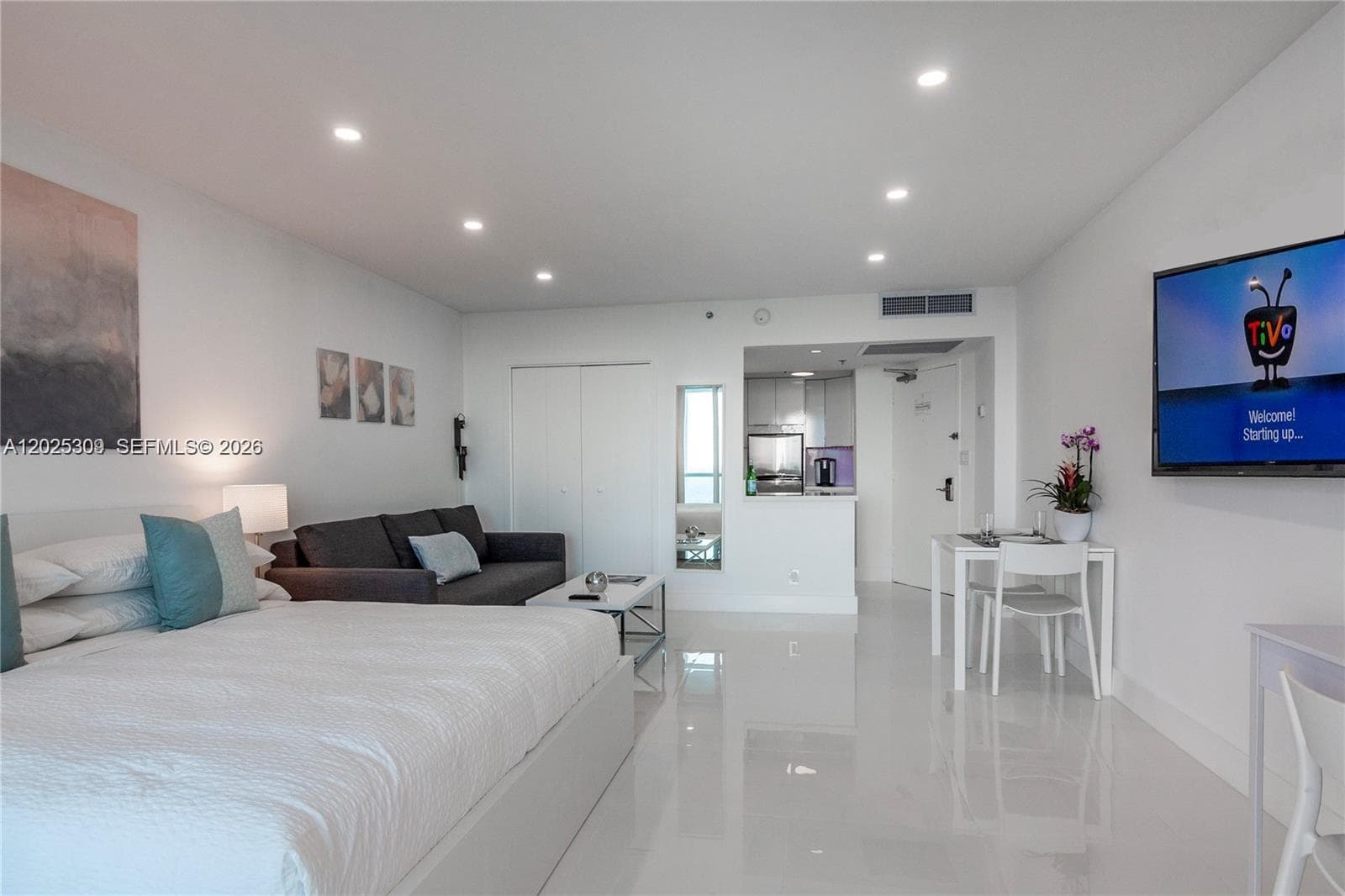 5445 Collins Ave 928 photo 2