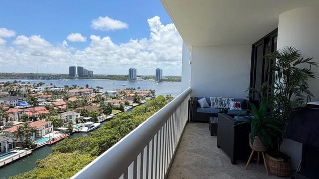 2000 Island Blvd 1404 photo 20