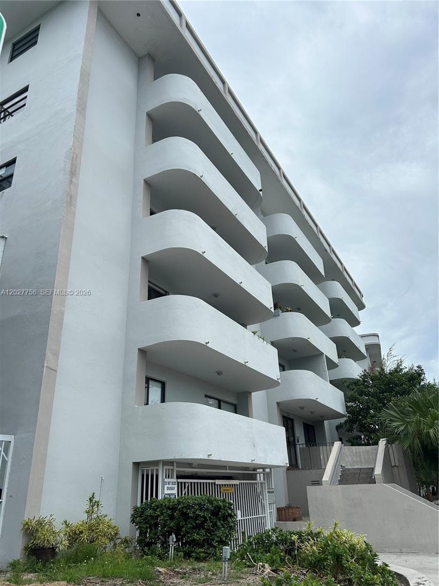 110 S Shore Dr 4E photo 1