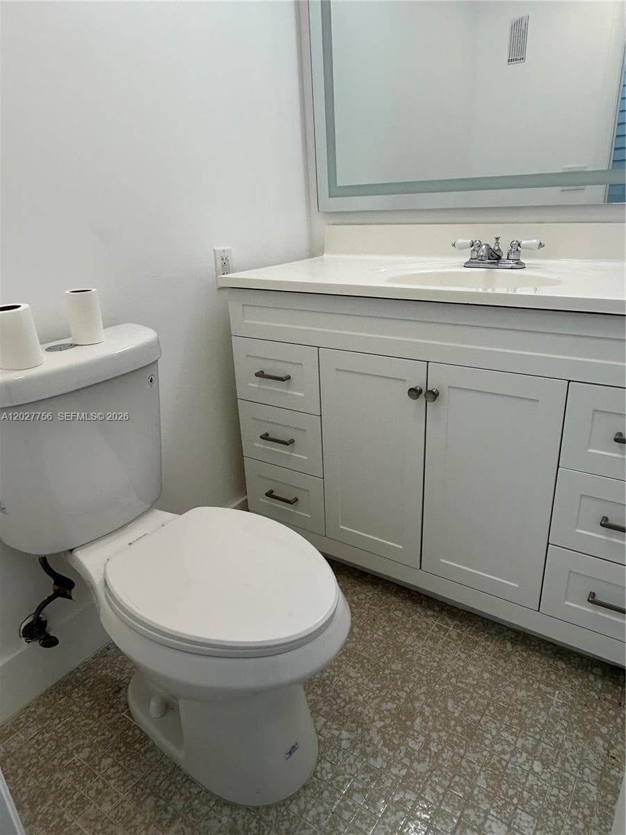 110 S Shore Dr 4E photo 11