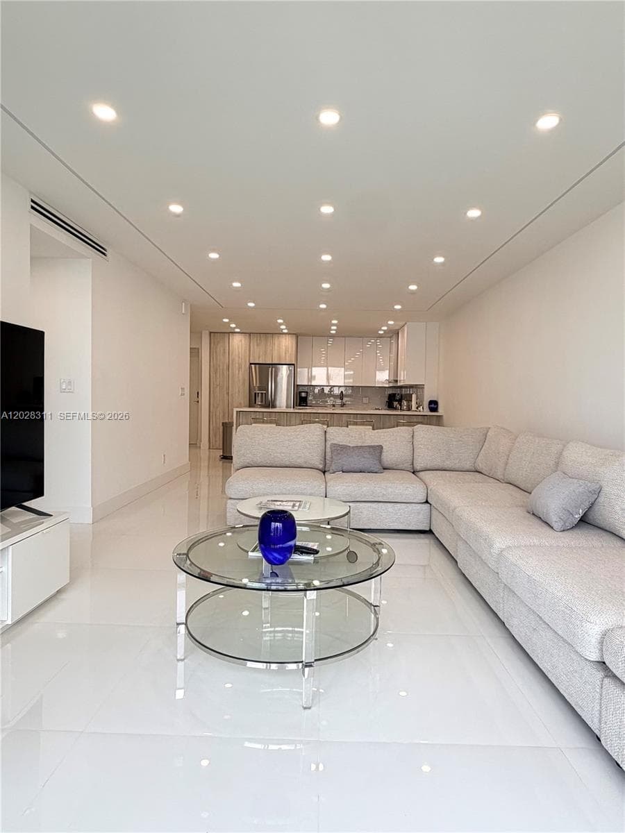 19390 Collins Ave 908 photo 13