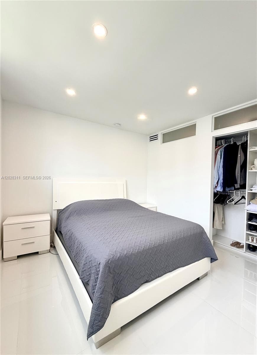 19390 Collins Ave 908 photo 17