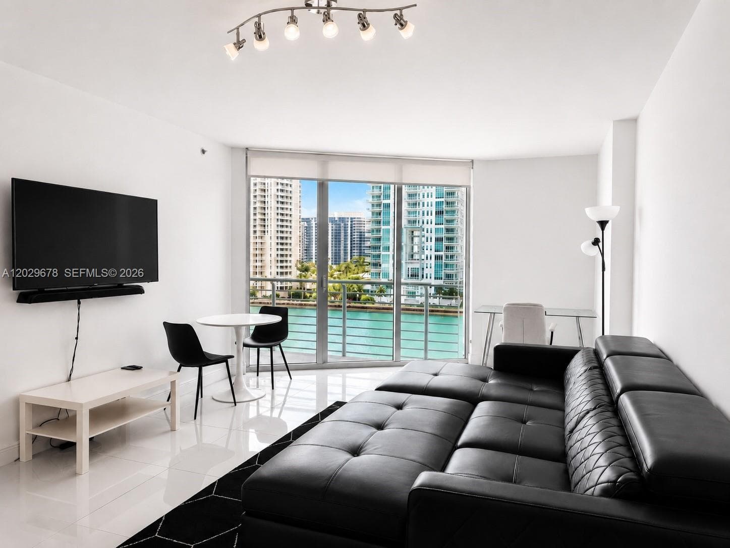 325 S Biscayne Blvd 717 photo 2