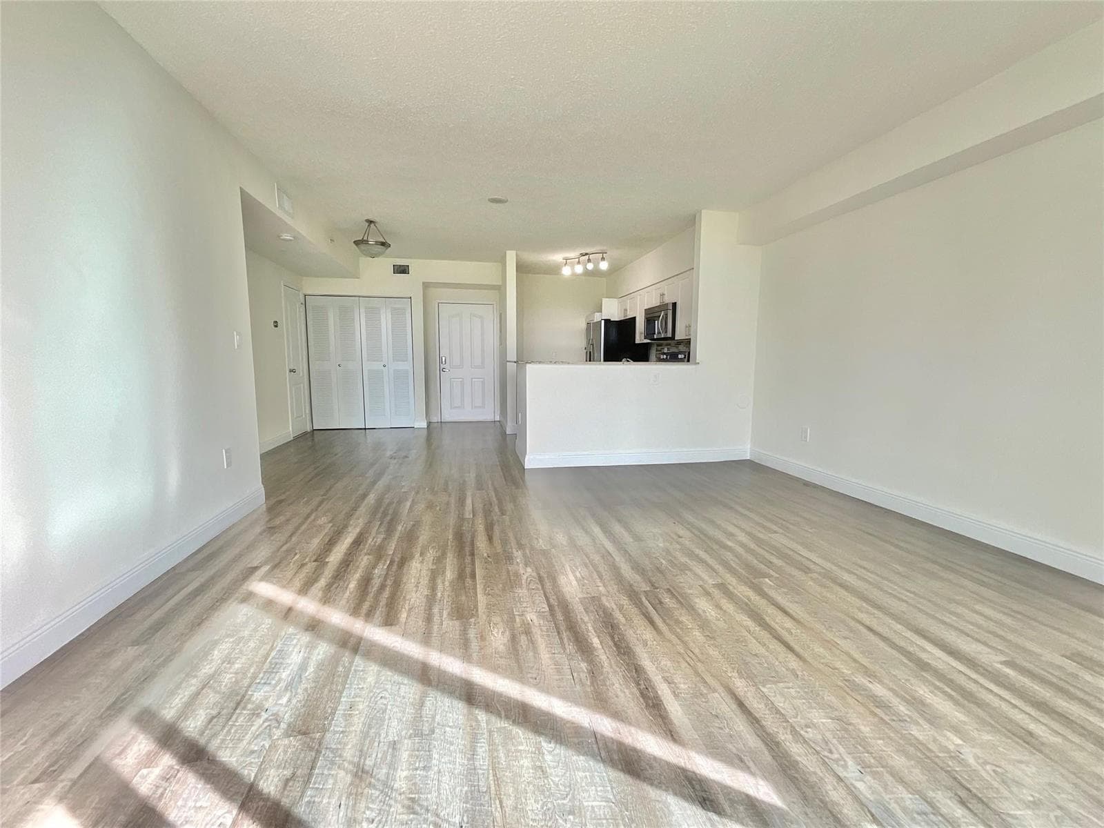16900 N Bay Road 1-407 photo 2
