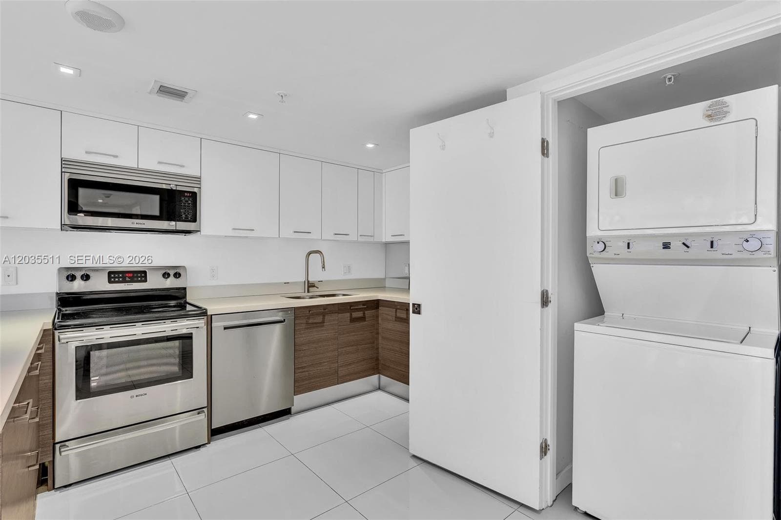 9901 E Bay Harbor Dr 802 photo 3