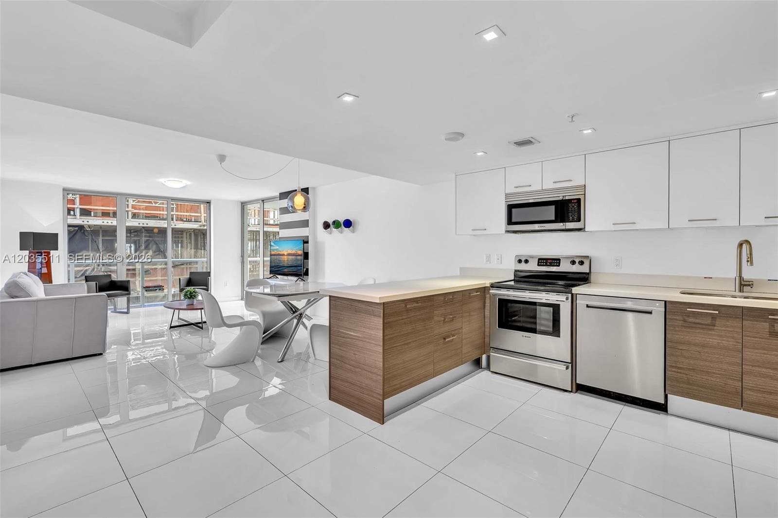 9901 E Bay Harbor Dr 802 photo 1