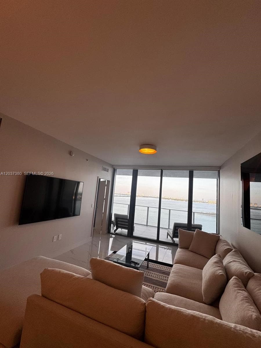 700 NE 23 2206 photo 12