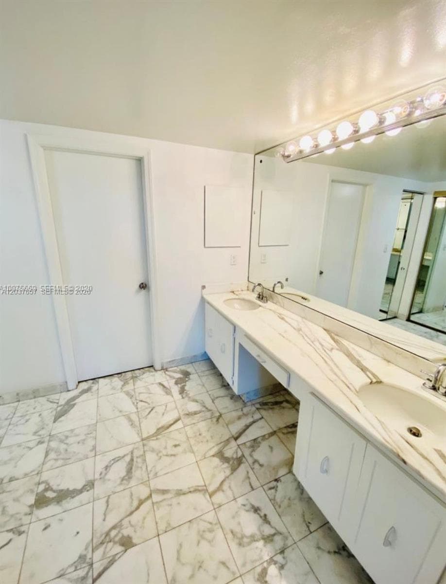 155 Ocean Lane Dr 504 photo 8