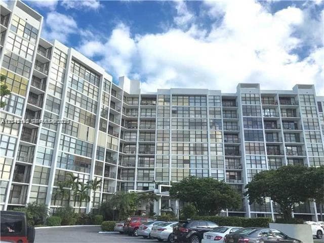 800 Parkview Dr 1018 photo 1