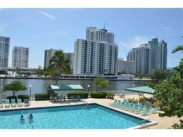 800 Parkview Dr 1018 photo 4