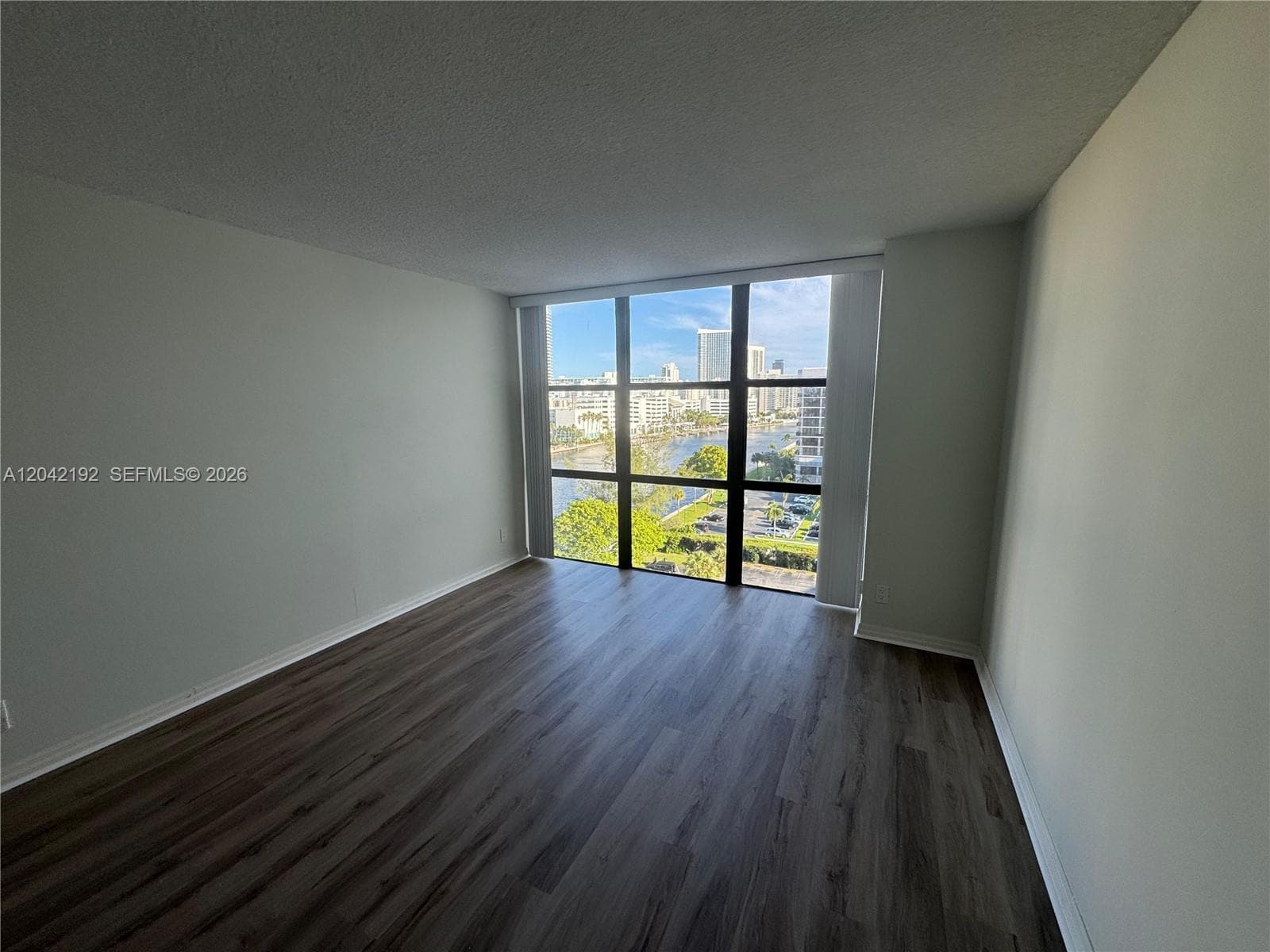 800 Parkview Dr 1018 photo 8